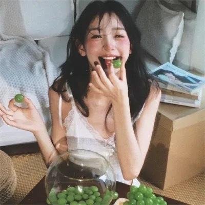 草地上的男人
